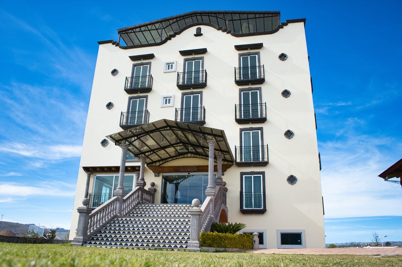 Fachada principal de Quinta Candela Hotel con escalinata de talavera