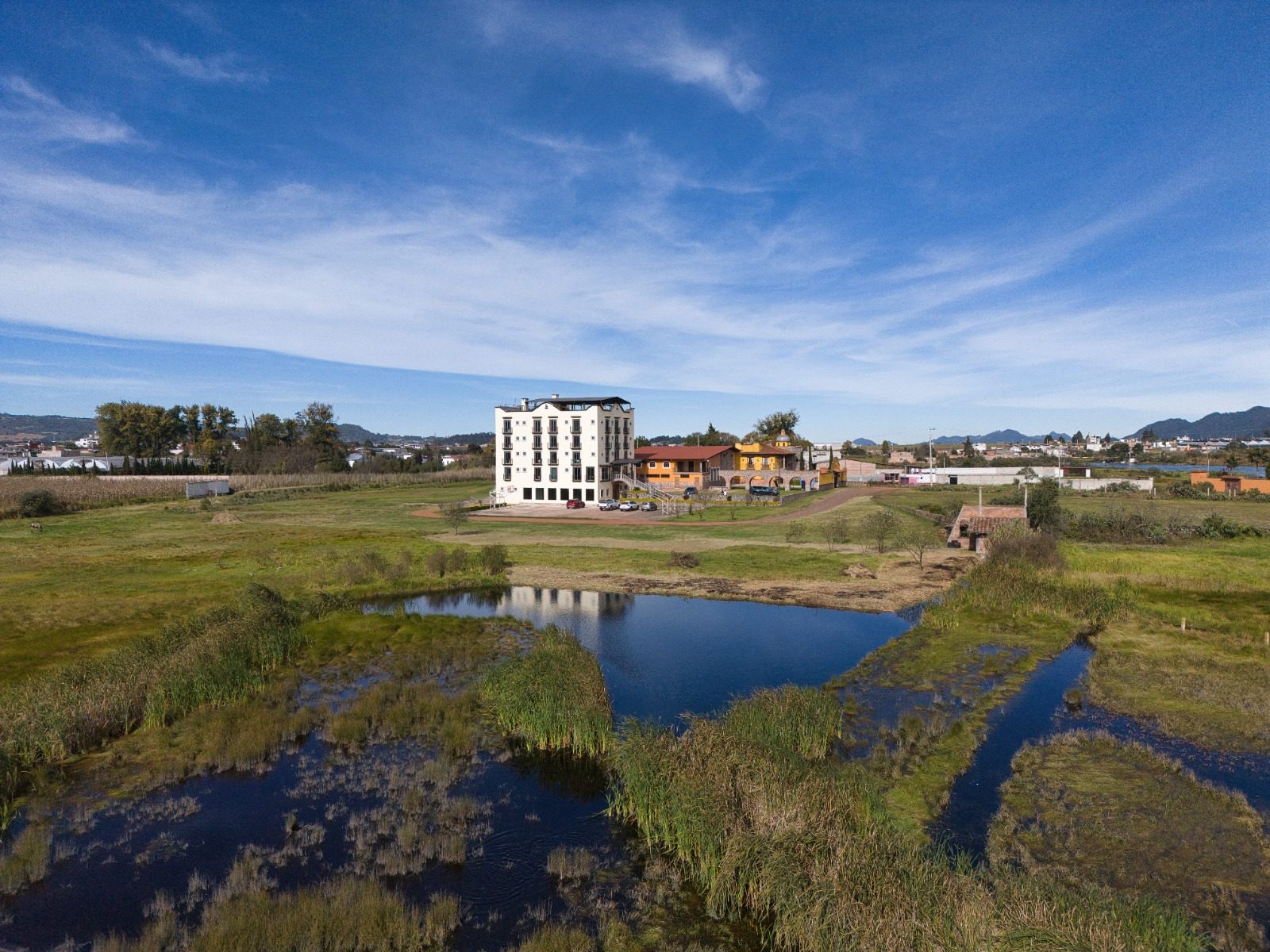 Vista aérea de Quinta Candela Hotel rodeado de humedales en Chignahuapan, Puebla